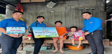 ĐOÀN THANH NIÊN PHÁT QUÀ CHO TRẺ EM CÓ HOÀN CẢNH KHÓ KHĂN ĐOÀN THANH NIÊN PHÁT QUÀ CHO TRẺ EM CÓ HOÀN CẢNH KHÓ KHĂN