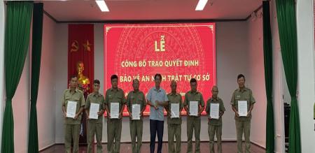LỄ CÔNG BỐ TRAO QUYẾT ĐỊNH THÀNH LẬP LỰC LƯỢNG ĐẢM BẢO AN NINH TRẬT TỰ Ở CƠ SỞ LỄ CÔNG BỐ TRAO QUYẾT ĐỊNH THÀNH LẬP LỰC LƯỢNG ĐẢM BẢO AN NINH TRẬT TỰ Ở CƠ SỞ
