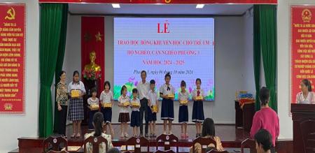 PHƯỜNG 3 TRAO HỌC BỔNG CHO HỌC SINH THUỘC DIỆN HỘ NGHÈO, CẬN NGHÈO NĂM HỌC 2024 - 2025 PHƯỜNG 3 TRAO HỌC BỔNG CHO HỌC SINH THUỘC DIỆN HỘ NGHÈO, CẬN NGHÈO NĂM HỌC 2024 - 2025