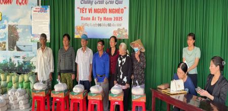 MẶT TRẬN TỔ QUỐC VIỆT NAM PHƯỜNG 3 PHÁT QUÀ CHO HỘ NGHÈO, CẬN NGHÈO, HỘ KHÓ KHĂN MẶT TRẬN TỔ QUỐC VIỆT NAM PHƯỜNG 3 PHÁT QUÀ CHO HỘ NGHÈO, CẬN NGHÈO, HỘ KHÓ KHĂN