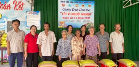 UỶ BAN MTTQ VIỆT NAM PHƯỜNG 3 PHÁT GẠO CHO HỘ NGHÈO, CẬN NGHÈO UỶ BAN MTTQ VIỆT NAM PHƯỜNG 3 PHÁT GẠO CHO HỘ NGHÈO, CẬN NGHÈO