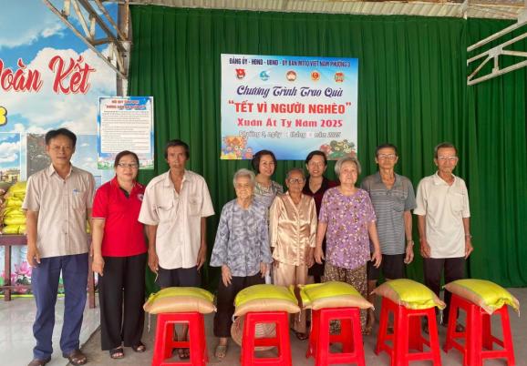 UỶ BAN MTTQ VIỆT NAM PHƯỜNG 3 PHÁT GẠO CHO HỘ NGHÈO, CẬN NGHÈO UỶ BAN MTTQ VIỆT NAM PHƯỜNG 3 PHÁT GẠO CHO HỘ NGHÈO, CẬN NGHÈO